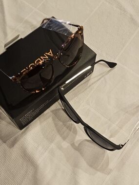 New AnDoilt WOMEN'S Pair of Sunglasses - Tortoiseshell & Black
